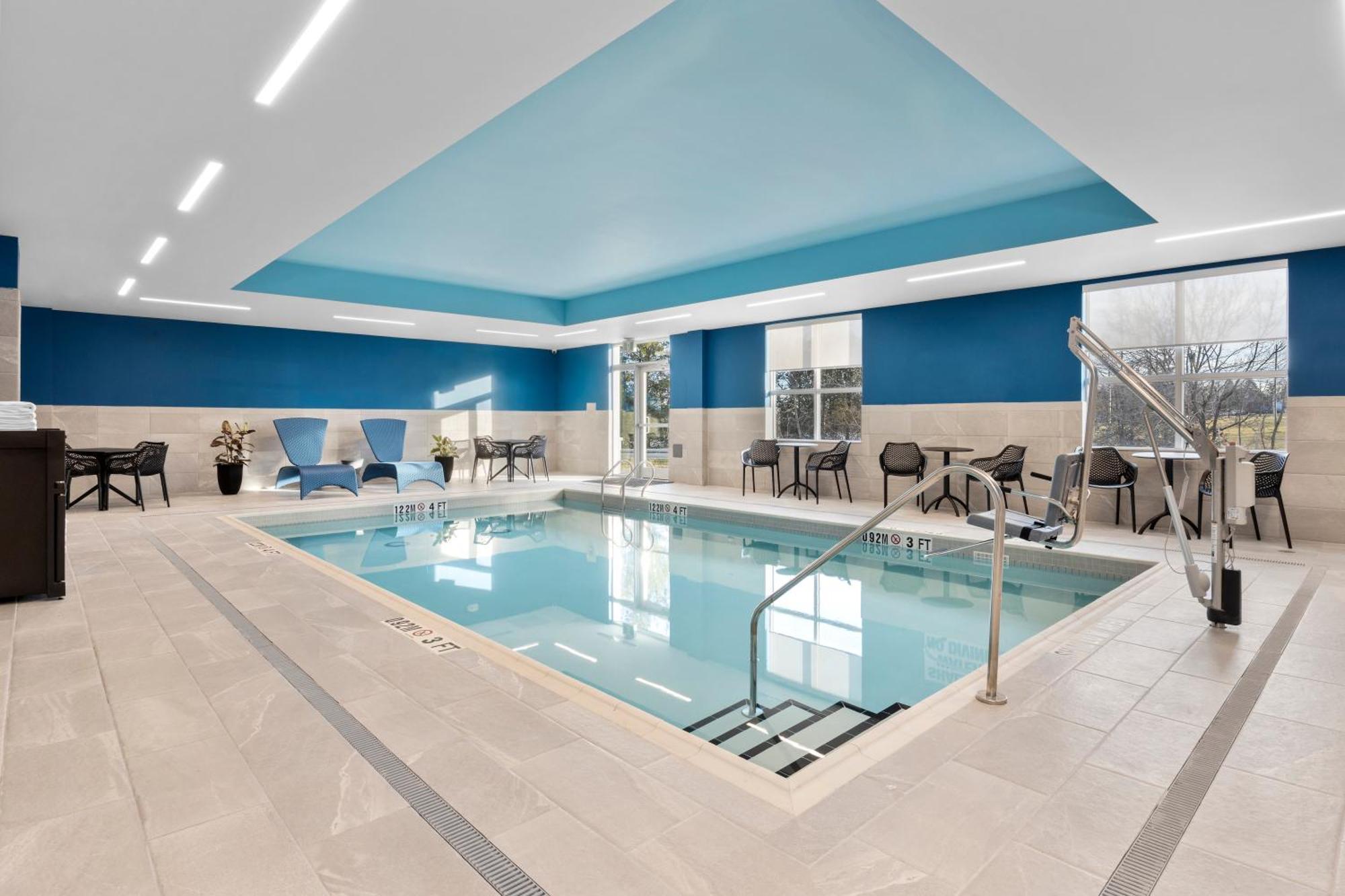 Hampton Inn By Hilton コーンウォール エクステリア 写真
