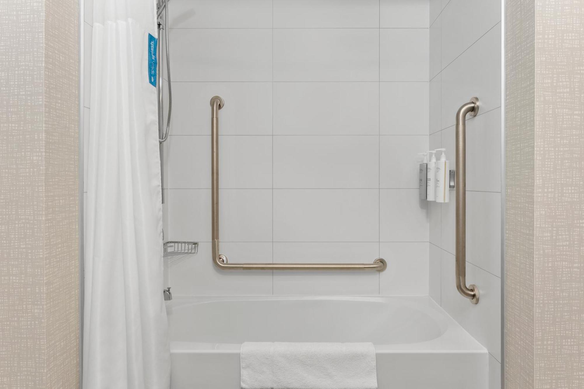 Hampton Inn By Hilton コーンウォール エクステリア 写真