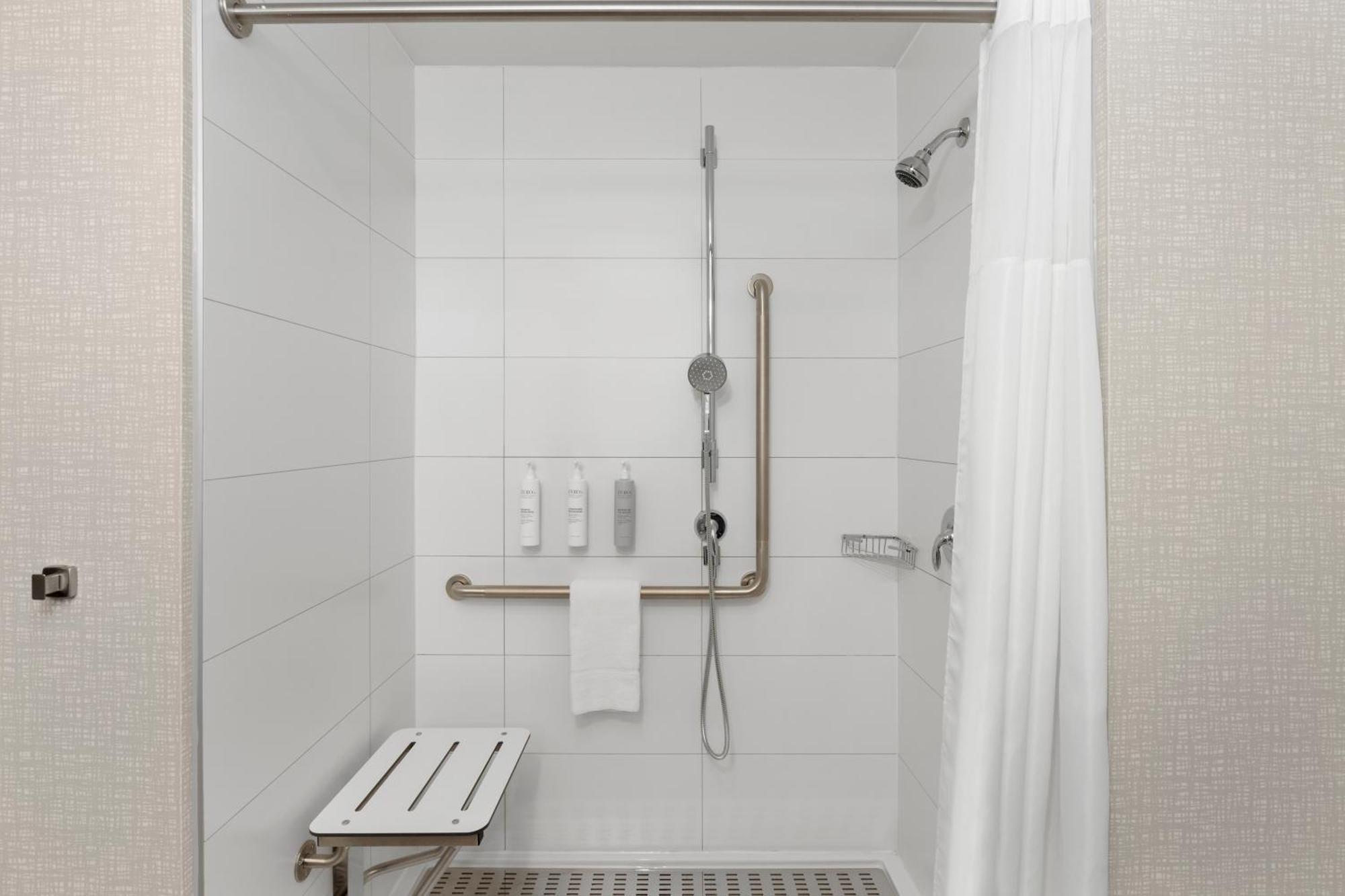 Hampton Inn By Hilton コーンウォール エクステリア 写真